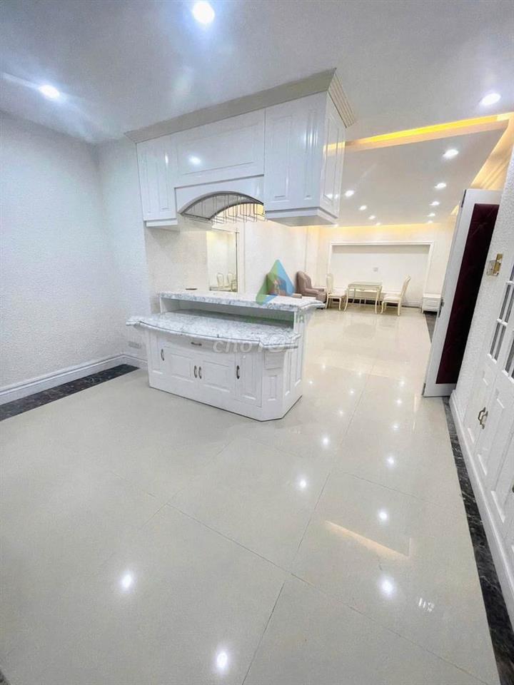 Cần cho thuê nhà 4,5 tầng đường Trần Phú, Hải Châu gần chợ Hàn