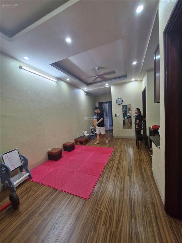 Hơn 3 tỷ, bán gấp căn góc 70m2, 2pn, 2wc, sổ hồng lâu dài. ban công đông nam kđt kiến hưng, hà đông