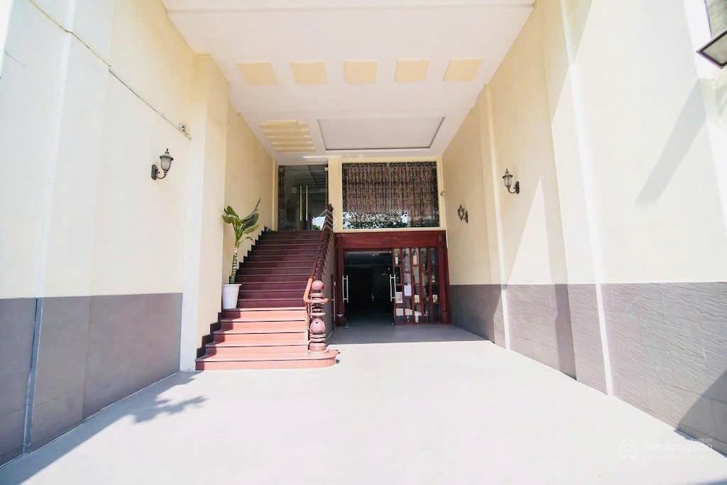 Bán tòa nhà khách sạn mặt tiền 266 nguyễn xí bình thạnh cao 7 tầng dts 800m2 có hđt 160tr/tháng
