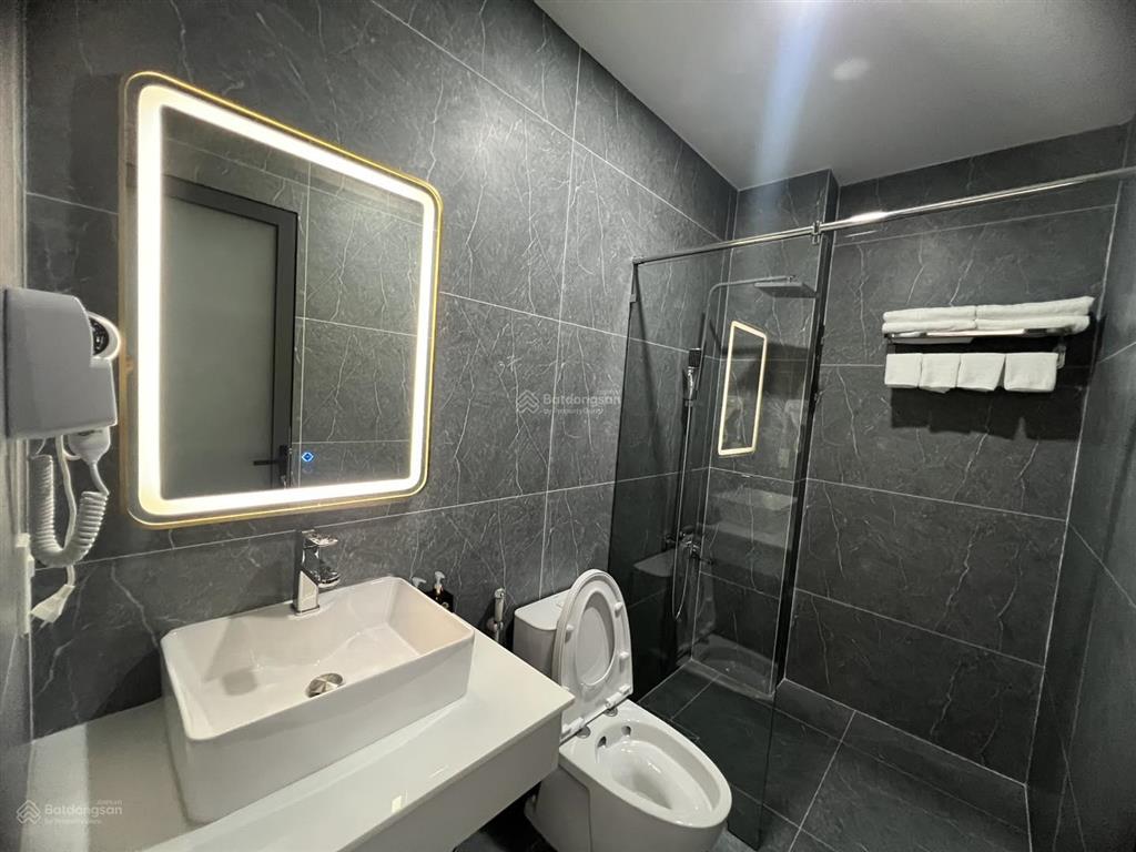 Bán tòa nhà khách sạn mặt tiền 266 nguyễn xí bình thạnh cao 7 tầng dts 800m2 có hđt 160tr/tháng