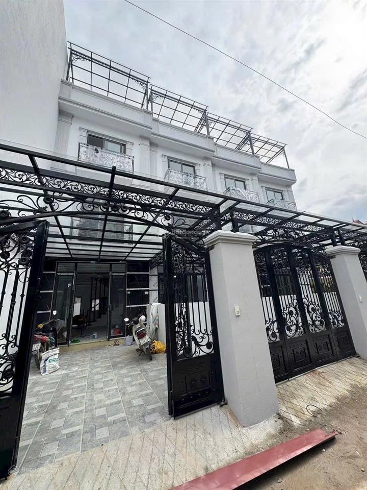 Giá tốt nhất thị trường chúc sơn chương mỹ. nhà 4 tầng, dt 62m². thoáng trc sau, sân cổng riêng