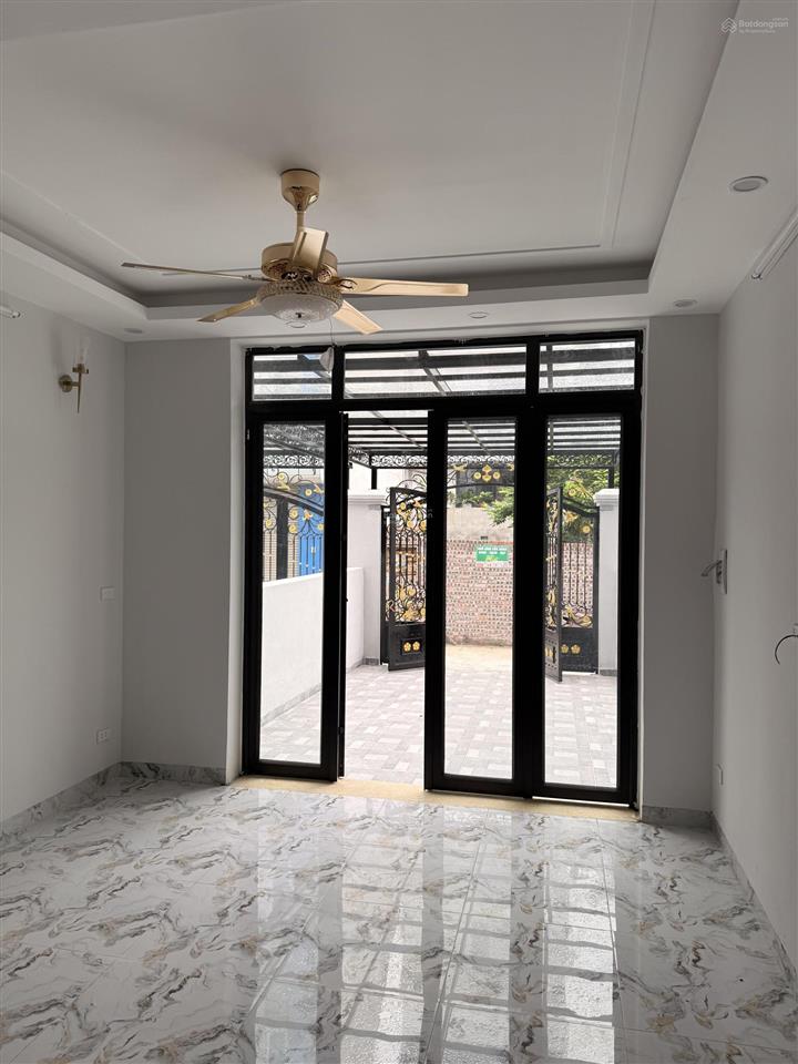 Giá tốt nhất thị trường chúc sơn chương mỹ. nhà 4 tầng, dt 62m². thoáng trc sau, sân cổng riêng