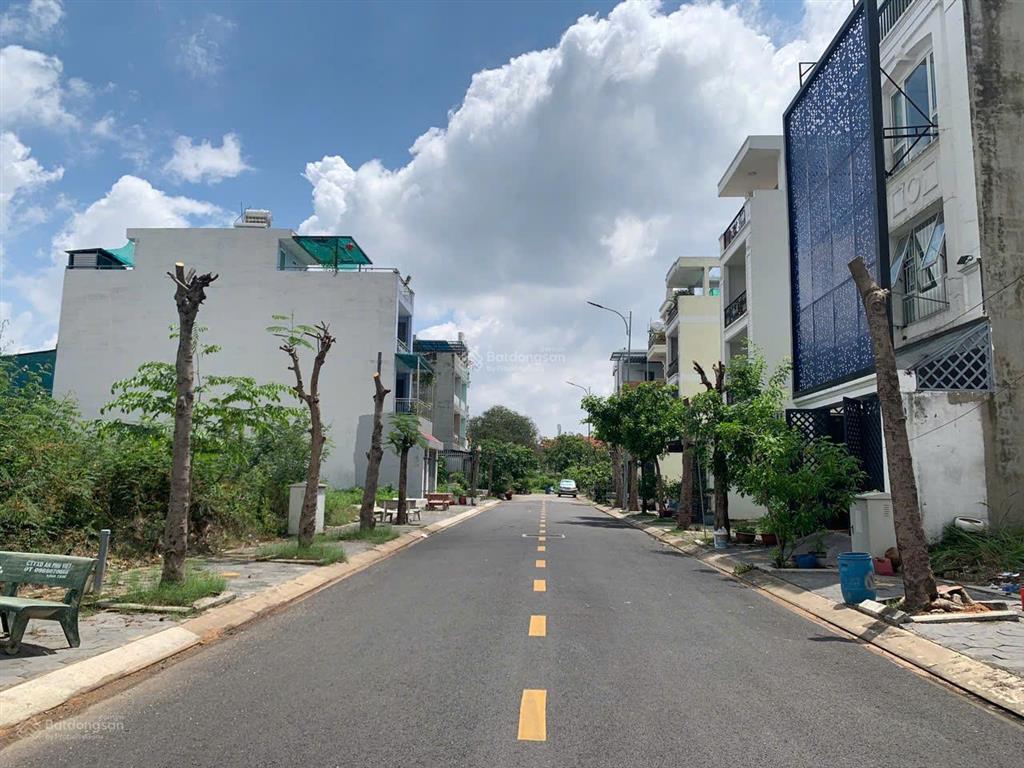 Hàng ngộp giá rẻ toàn khu lô đất dt 5x21. sổ sẵn giá 4.8 tỷ. khu dân cư the seasons ngay lotte