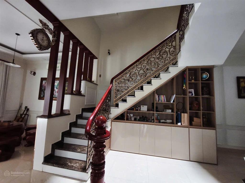 Hàng ngộp giá rẻ bán căn góc biệt thự the seasons giá 17.8 tỷ,đầy đủ nội thất dt 12x20 1t 3l st 5pn
