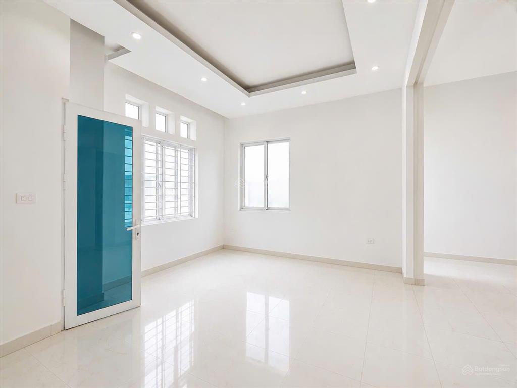 Chính chủ bán nhà 3 tầng 2 mặt tiền ngõ 1 võ chí công, cầu giấy  dt 52m² hơn 9tỷ (có thương lượng)