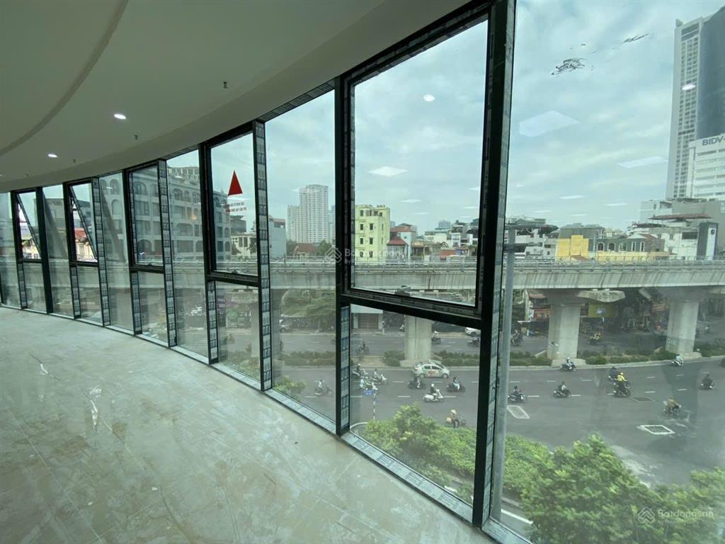 Bán tòa văn phòng 188 cầu giấy. vị trí đắc địa hiếm có. dt 398m2, mt 12m nở hậu. giá 390 tỷ