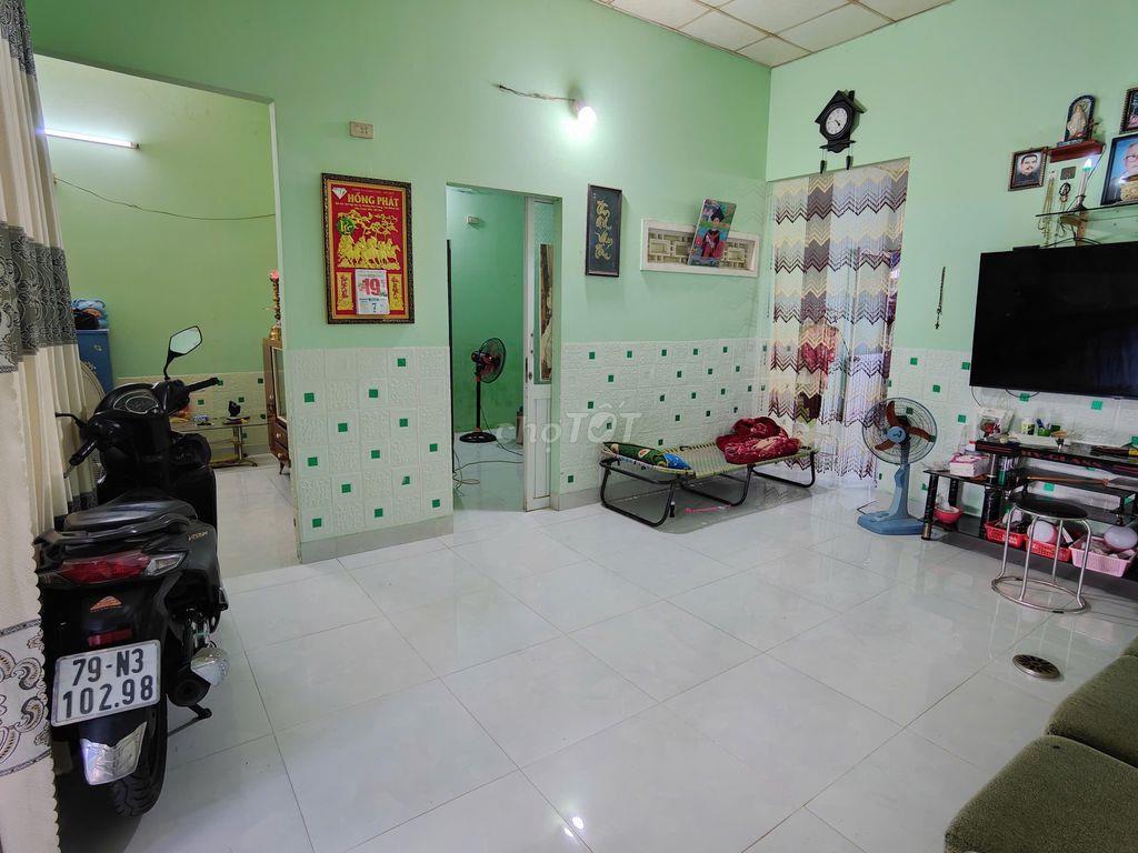 Nhà Diên Lạc - Diên Khánh 120m2 chỉ 1,6 tỷ, đường bê tông rộng rãi