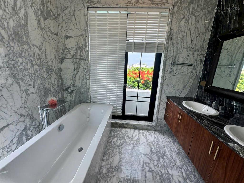 Ngộp bán gấp biệt thự khu 215 nguyễn văn hưởng  thảo điền q2 dt 240m2 (12x20m) 3 tầng giá 60 tỷ tl