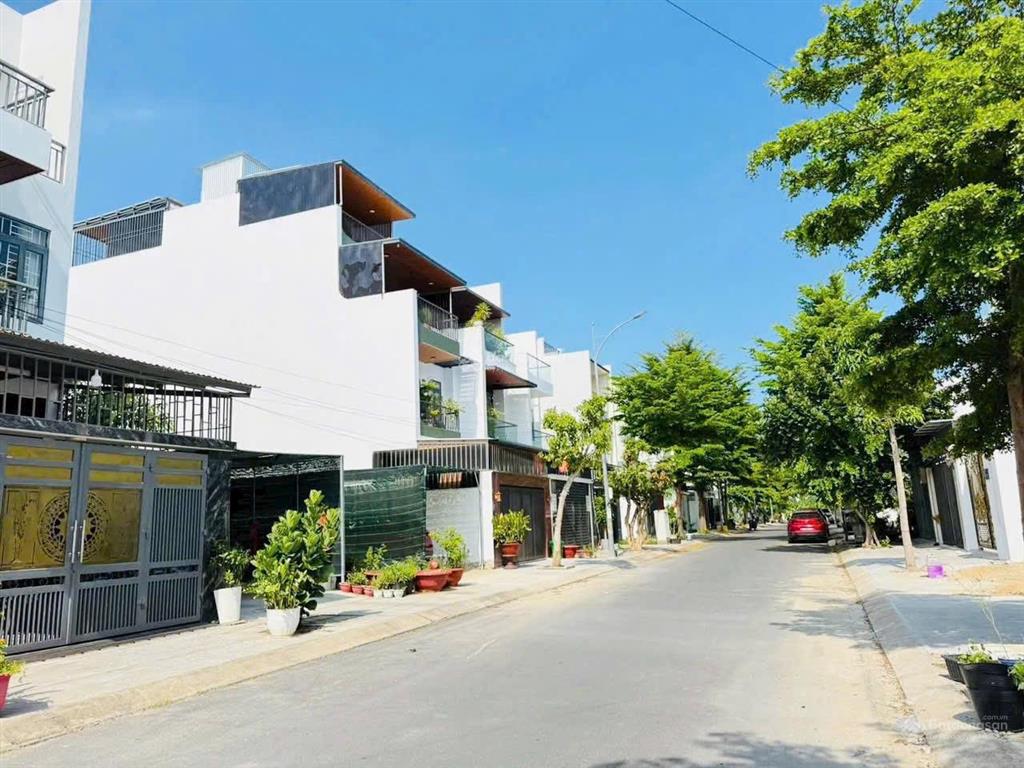 Cần bán lô sạch đẹp đường thông thoáng hướng đn mát mẻ thông thẳng ra sông  giá tốt chỉ 4,3 tỉ