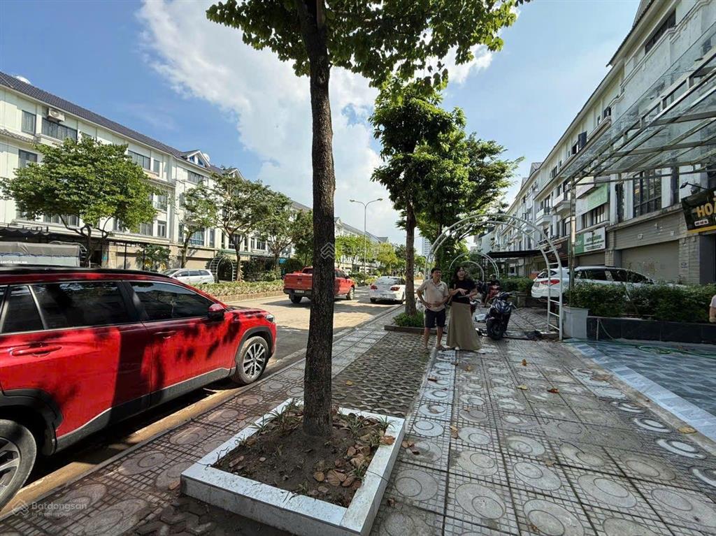 Cho thuê nhà nguyên căn, diện tích sàn sử dụng hơn 400m2 tại phường dương nội