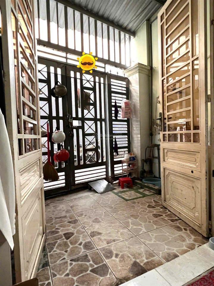 Bán nhà đẹp vị trí trung tâm quận 12, giá chỉ 2,3 tỷ, giấy kê khai rõ ràng, mua bán nhanh.