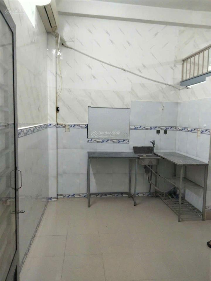 Cho thuê phòng có gác, máy lạnh, kệ bếp, wc riêng, sân thượng gía chỉ 2,5 triệu