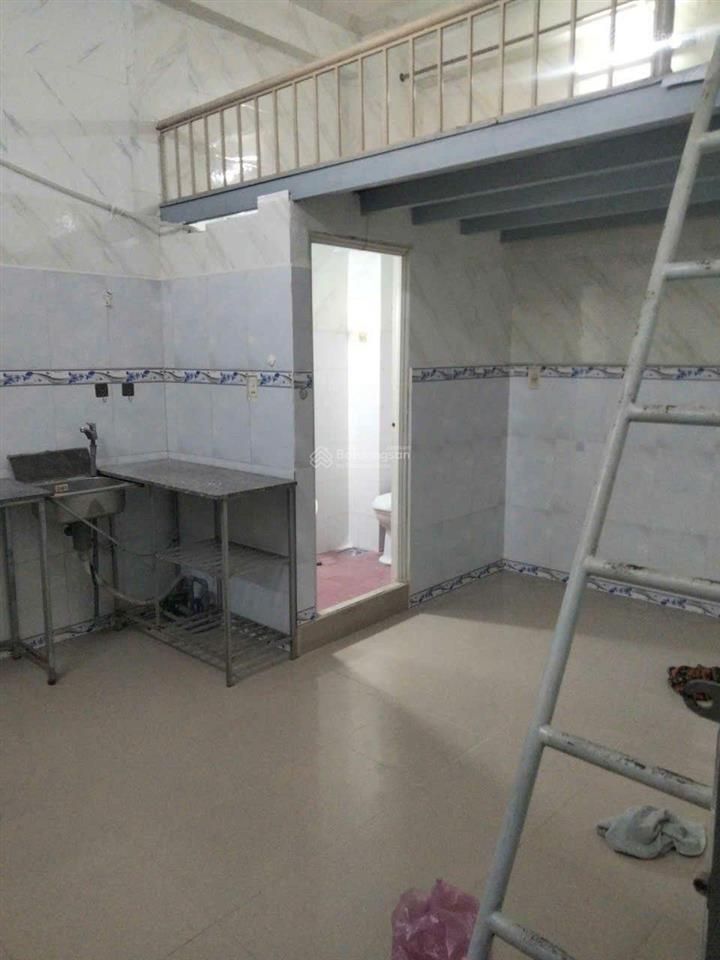 Cho thuê phòng có gác, máy lạnh, kệ bếp, wc riêng, sân thượng gía chỉ 2,5 triệu