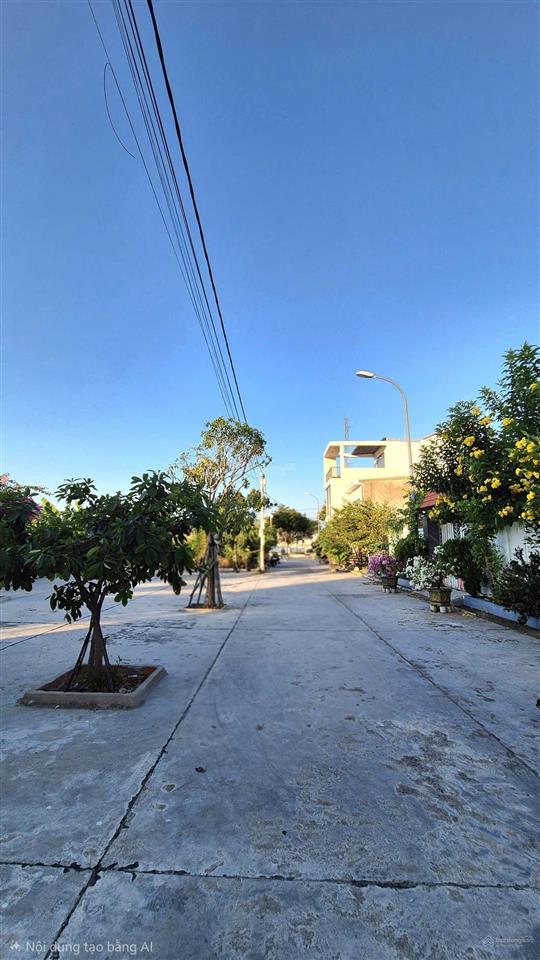 Nhà đẹp hòn rớ 2 sân trước rộng 300m, đậu ô tô thoải mái ven sông, cạnh sun group
