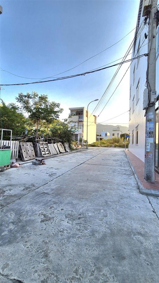 Nhà đẹp hòn rớ 2 sân trước rộng 300m, đậu ô tô thoải mái ven sông, cạnh sun group