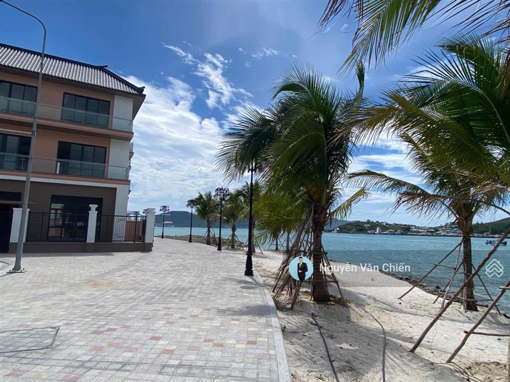 Bán nhà cách biển trần phú 30m, trong khu khép kđt kín vinhomes pearl bay nha trang