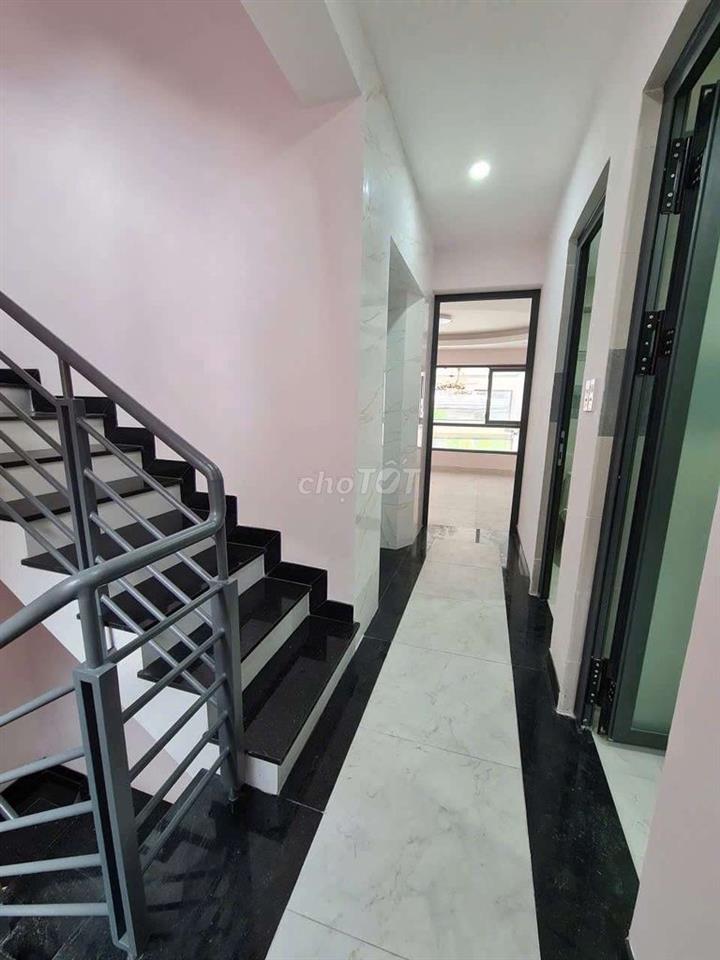 NHÀ NGUYÊN CĂN 5X22M , 3 LẦU THANG MÁY