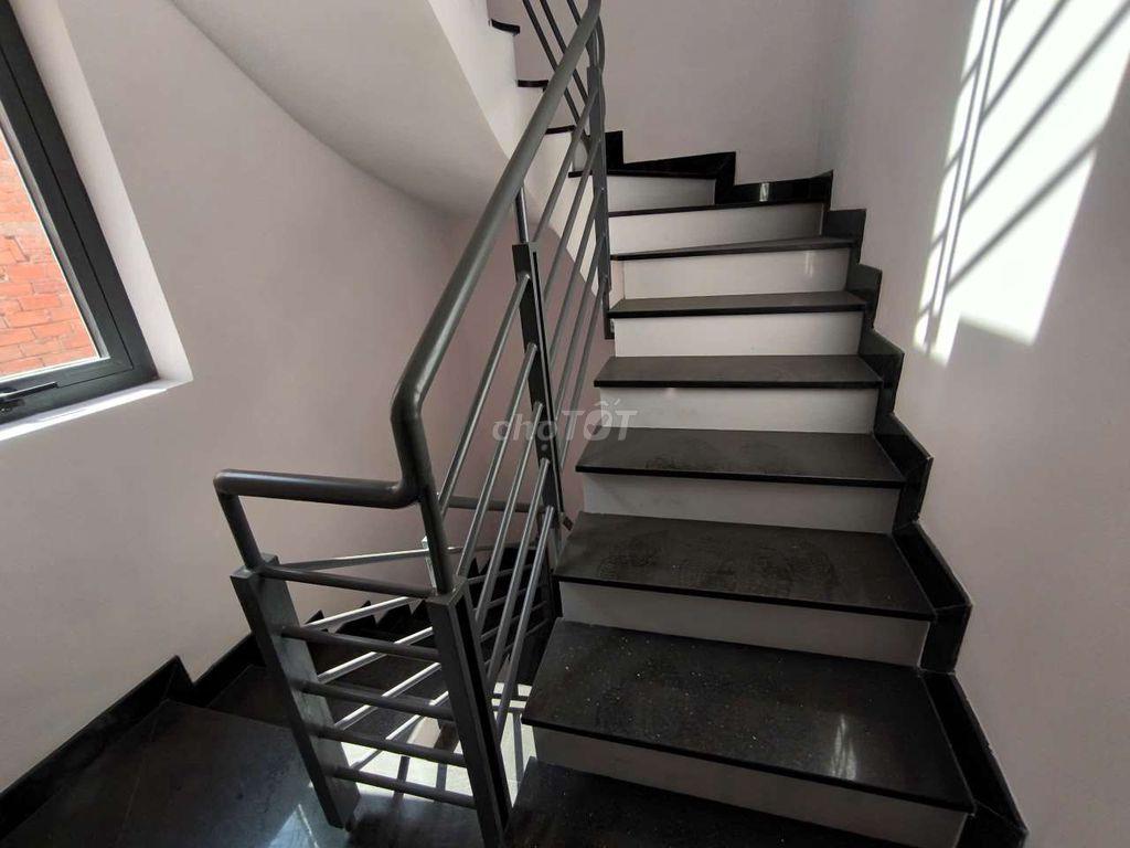 NHÀ NGUYÊN CĂN 5X22M , 3 LẦU THANG MÁY