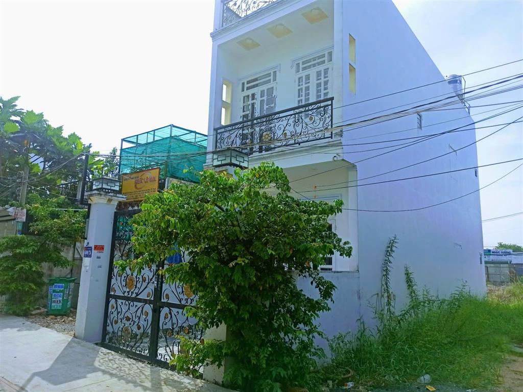 Nhà sát bên ủy ban xã tân xuân cũ, đường 5m thông, kiên cố đẹp, 3pn, giá hiếm chỉ 4,55tỷ