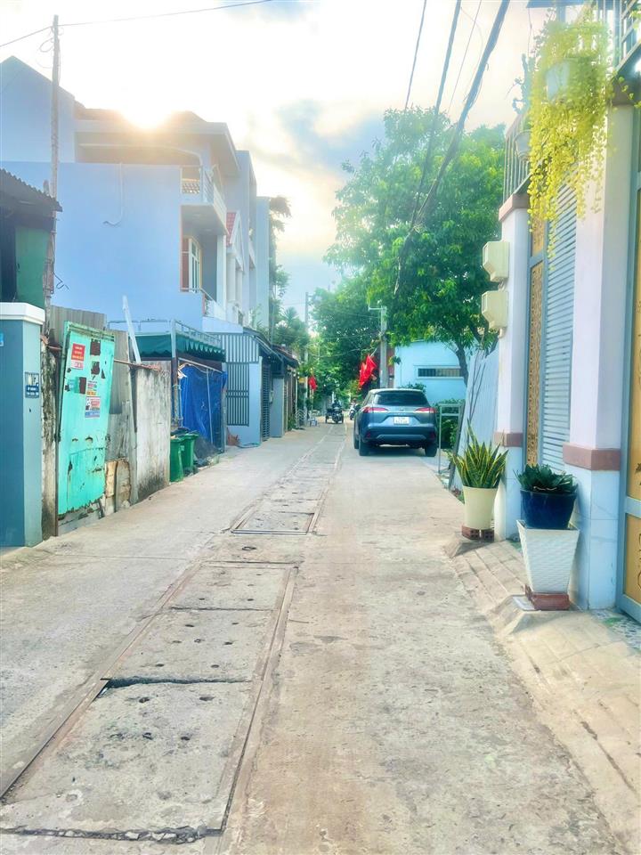 Nhà sát bên ủy ban xã tân xuân cũ, đường 5m thông, kiên cố đẹp, 3pn, giá hiếm chỉ 4,55tỷ