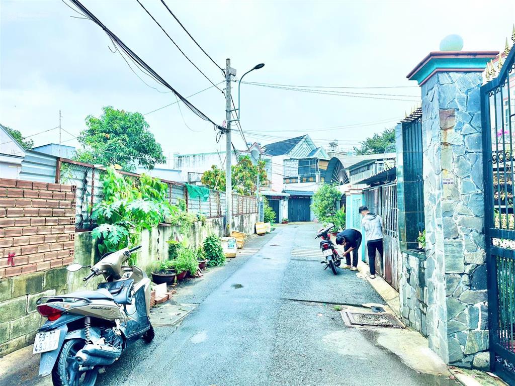 Đất rẻ bà điểm dt 5x18mmặt tiền nhựa 6m thông sau lưng chợ đầu mối, cách phan văn hơn 200m