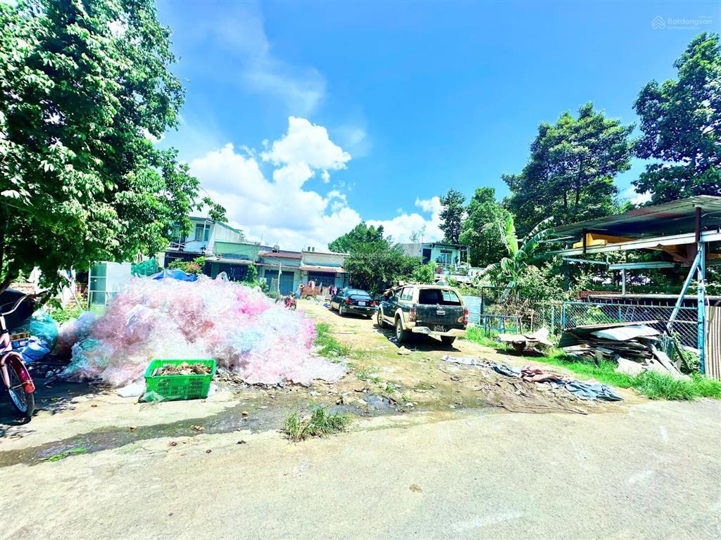 Lô đất 2 mặt tiền trước sau 1/ nhựa nằm ngay sau lưng ub xã sầm uất, tiện ích ko thiếu gì ạ...