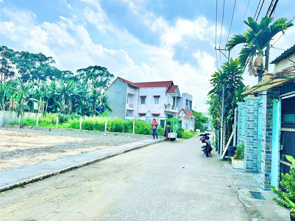 Đất 1/ nhựa tân hiệp 18, dt 5x20m, gần chợ hóc môn, mới tách cực đẹp, sạch sẽ không mồ mả