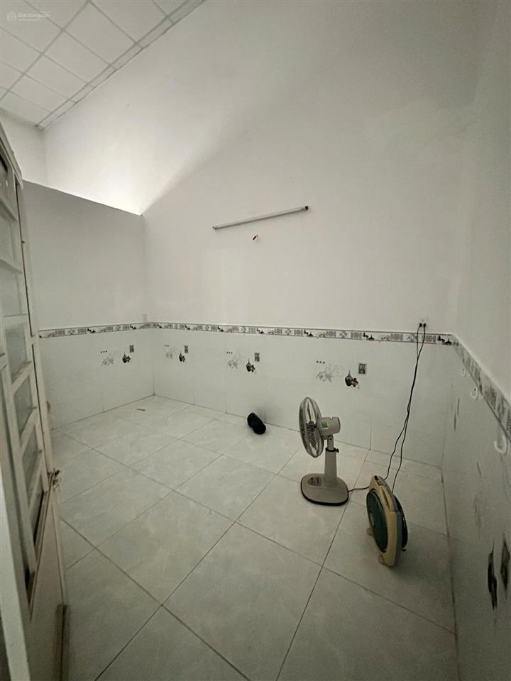 Tân xuân còn sót căn nhà shr 2,75 tỷ dt 4x14m nhà cấp 4. hẻm xe hơi vào được gần tô ký