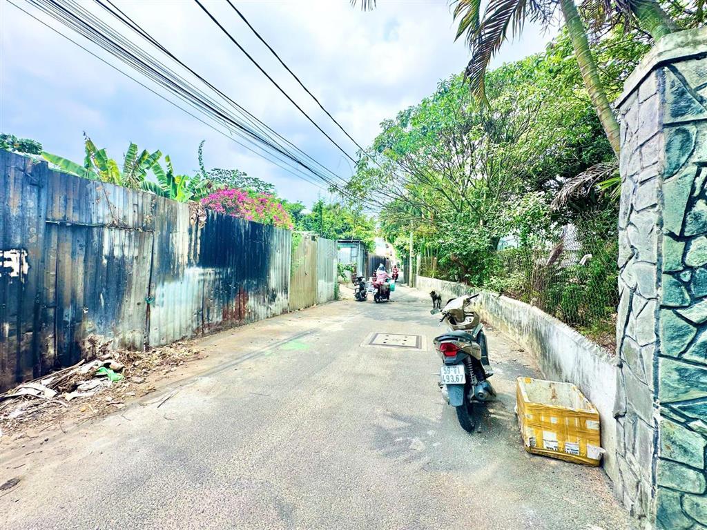 Đất ngay trung tâm thị trấn, sát bên trung tâm hành chính huyện, dt 4x27m, full thổ, xd hoàn công