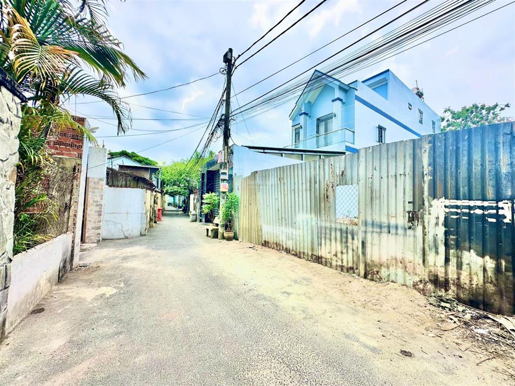 Đất ngay trung tâm thị trấn, sát bên trung tâm hành chính huyện, dt 4x27m, full thổ, xd hoàn công