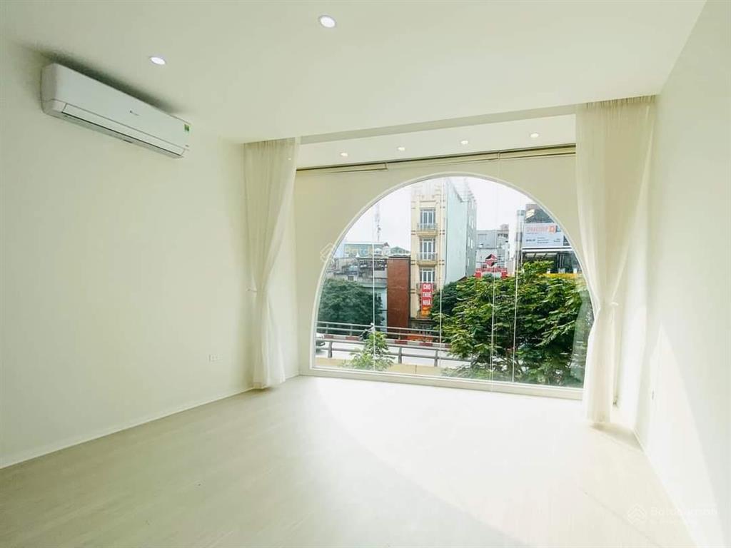 Cho thuê nhà mp thái hà, dt 70m2 x 5 tầng, mt 4.5m, thông sàn, thang máy, vị trí đẹp!