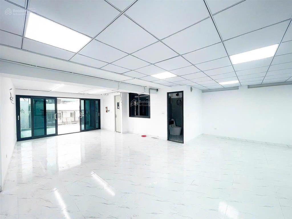 Cho thuê nhà mp minh khai, dt 75m2 x 3 tầng, mt 11m, nhà mới, thông sàn, thang máy, hầm, pccc đủ!