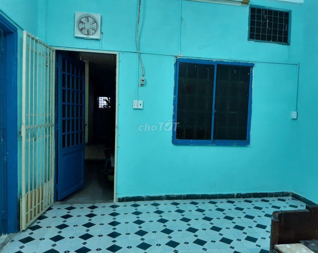 Cho thuê căn hộ khép kín giá rẻ, mặt tiền CMT8, P. Hòa Hưng, TP. HCM