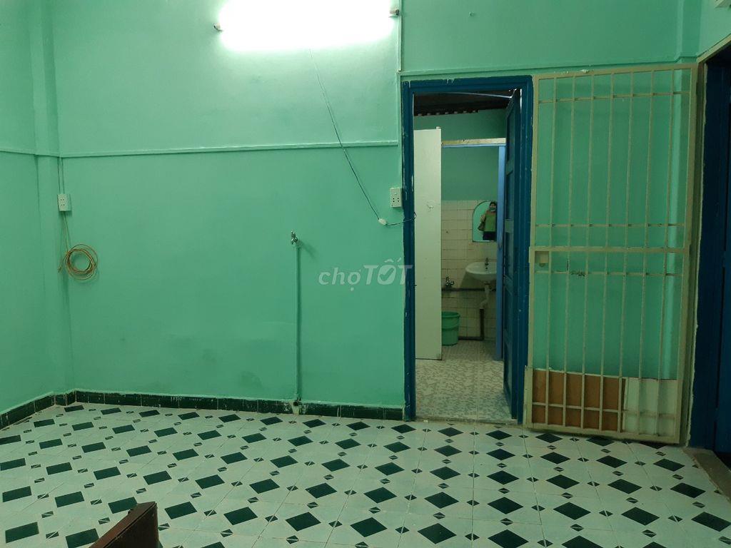 Cho thuê căn hộ khép kín giá rẻ, mặt tiền CMT8, P. Hòa Hưng, TP. HCM