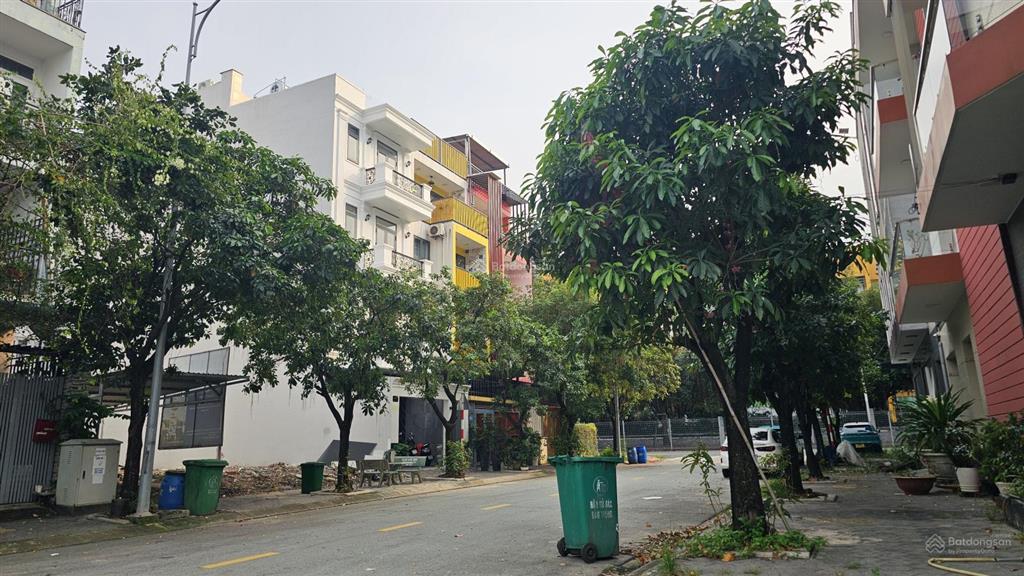 Đường d9 kdc the seasons lái thiêu giá 4 tỷ 950 triệu, đi bộ vài bước đến siêu thị lotte mart