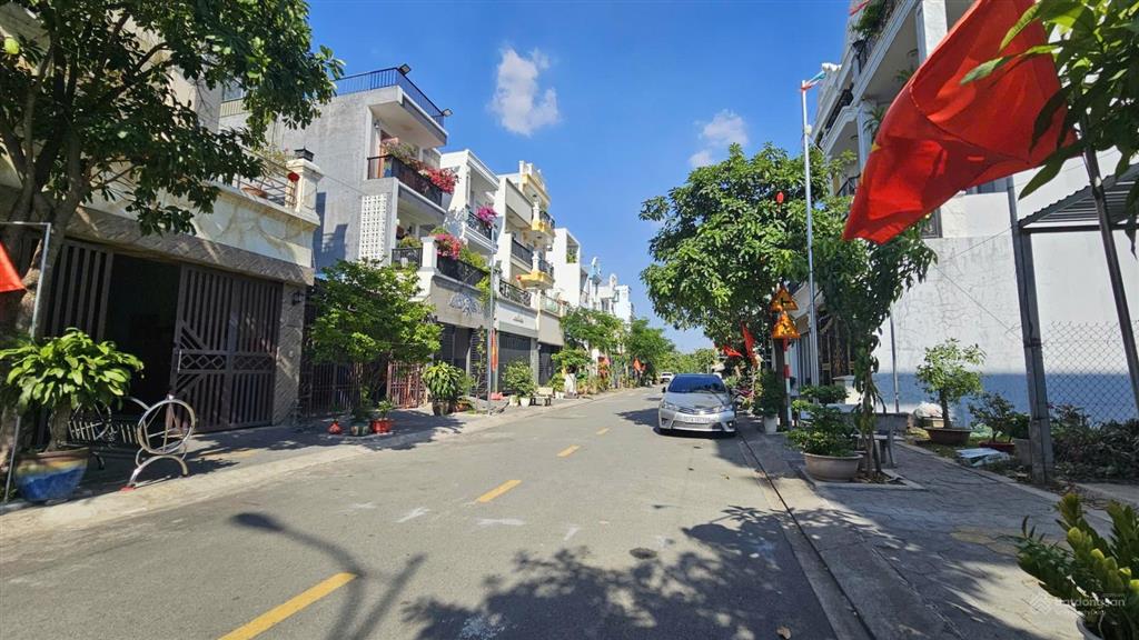 Đường d9 kdc the seasons lái thiêu giá 4 tỷ 950 triệu, đi bộ vài bước đến siêu thị lotte mart
