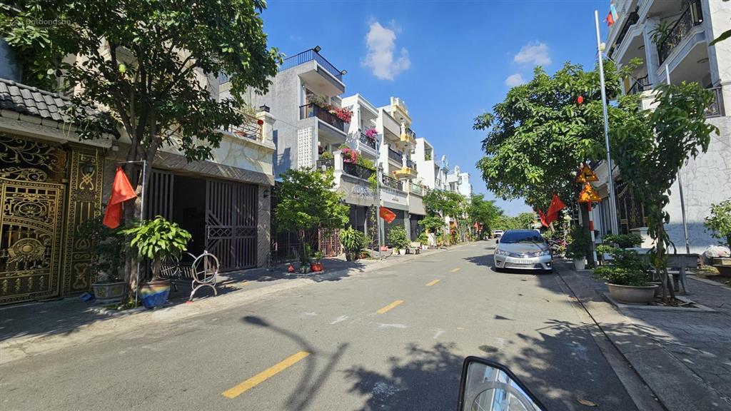 Đường d9 kdc the seasons lái thiêu giá 4 tỷ 950 triệu, đi bộ vài bước đến siêu thị lotte mart