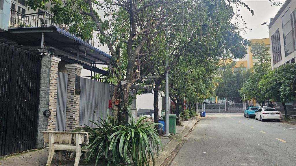 Đường d9 kdc the seasons lái thiêu giá 4 tỷ 950 triệu, đi bộ vài bước đến siêu thị lotte mart