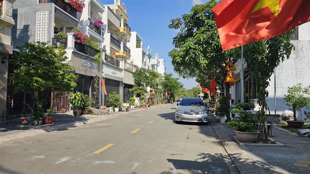 Đường d9 kdc the seasons lái thiêu giá 4 tỷ 950 triệu, đi bộ vài bước đến siêu thị lotte mart