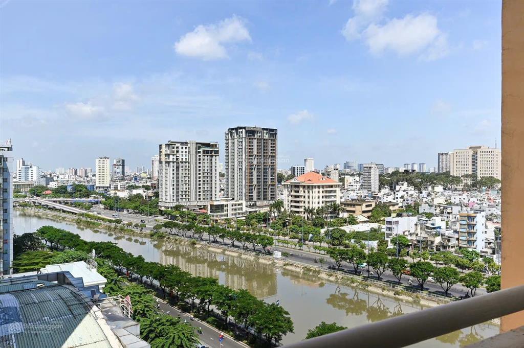 Bán chung cư vạn đô  căn góc, 2 ban công  77m2 2pn2wc  giá 5,6 tỷ (đã có sổ)