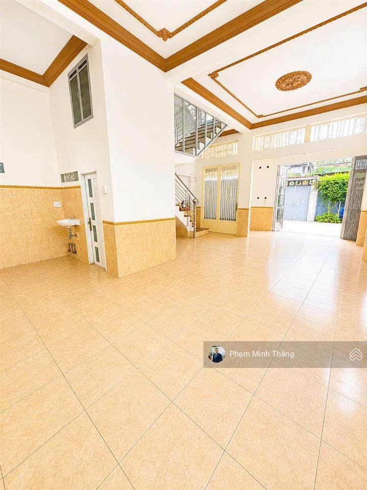 Cho thuê nhà mặt tiền độc lập, tân phú ngang 8m, góc ngã tư dtsd 160m2, chỉ 32 triệu/tháng