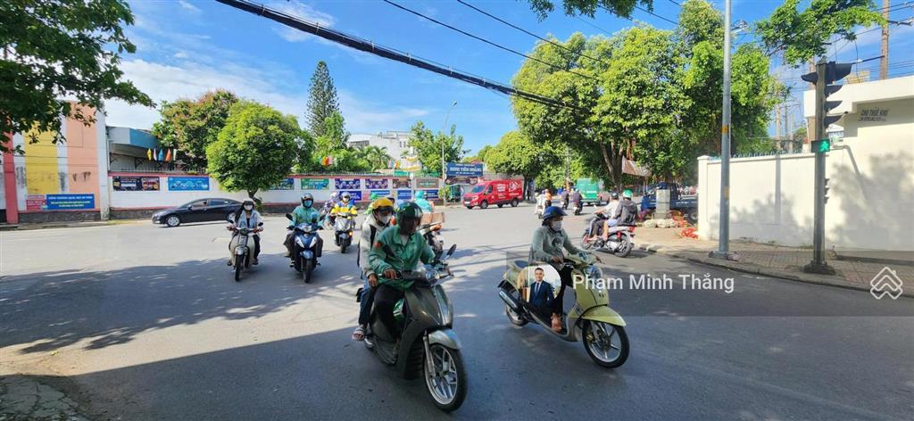 Cho thuê nhà 2 mặt tiền đường chế lan viên, quận tân phú, 168m, ngang 8m, ngay góc ngã tư