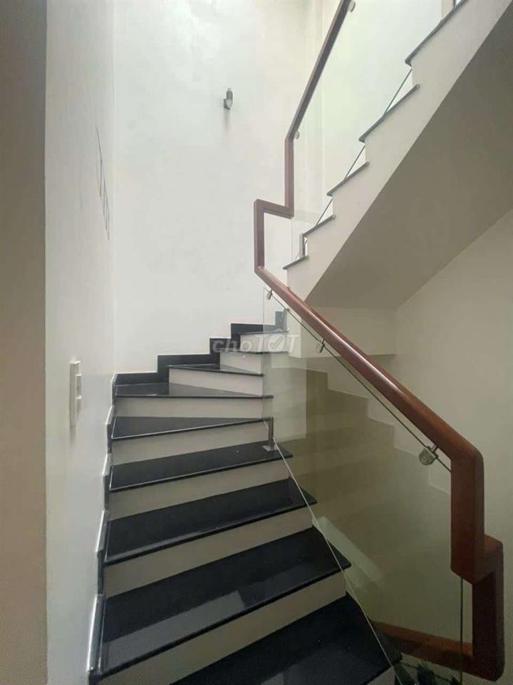 Bán gấp biệt thự 1T1L 200m2 giá cực rẻ  giáp gò vấp 