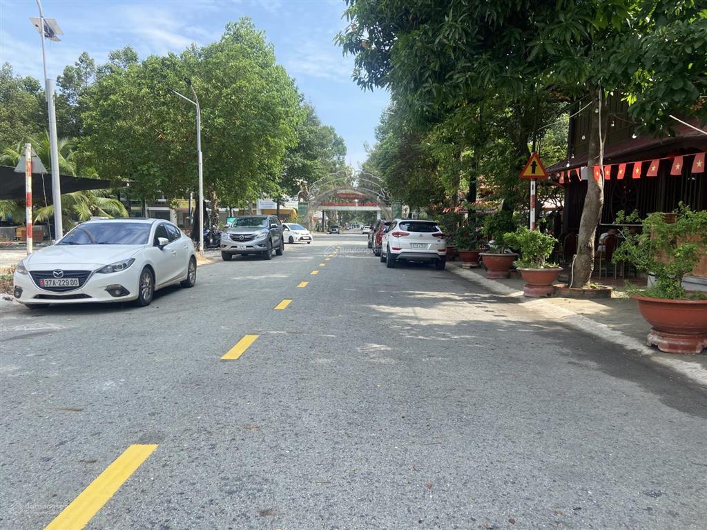 Bán nhà phố 2 mặt tiền 4 tầng thiết kế sang xinh ngay mặt tiền trung tâm thành phố mới bình dương