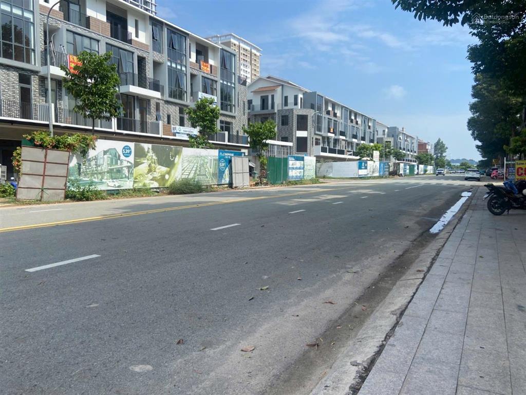 Bán nhà phố 3 tầng ngay trung tâm thương mại wtc thành phố mới bình dương