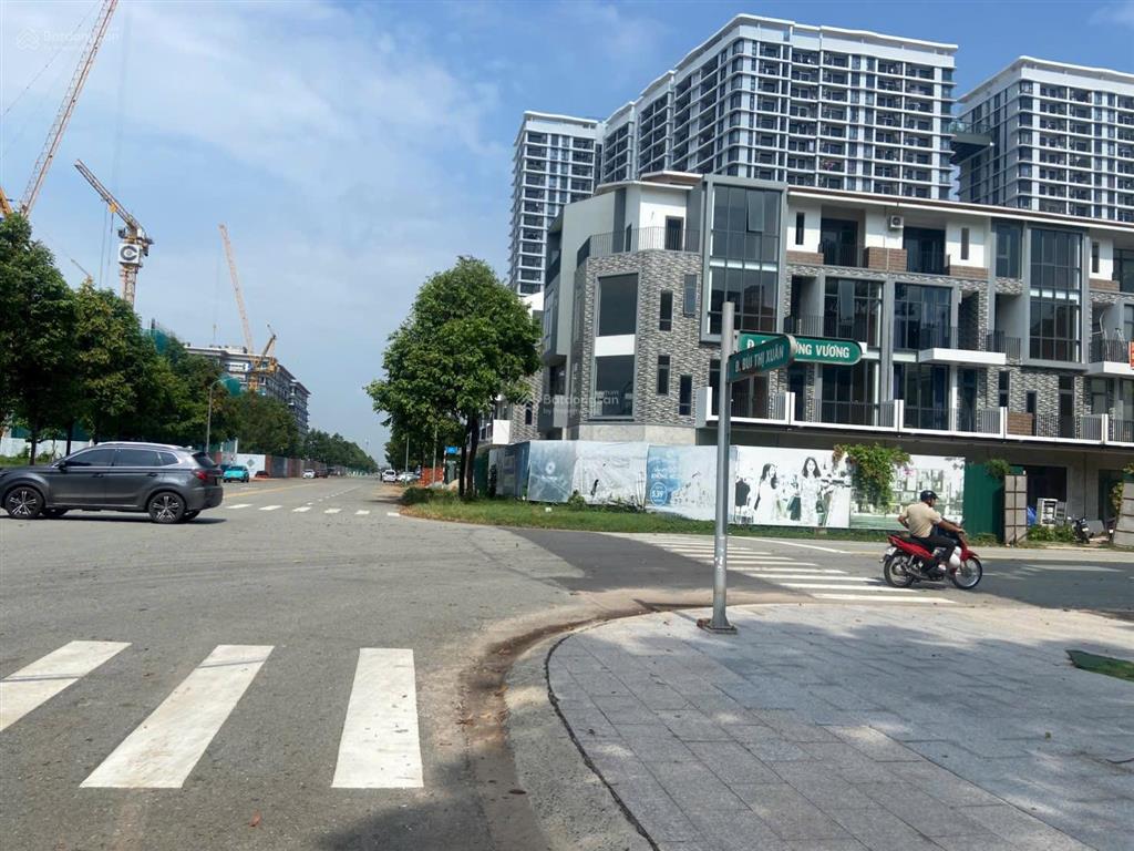Bán nhà phố 3 tầng ngay trung tâm thương mại wtc thành phố mới bình dương