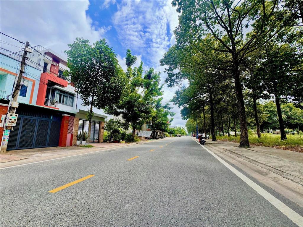 Bán nhanh giá ngộp đất 10x30m khu dân cư phú tân ngay trung tâm tp mới bd