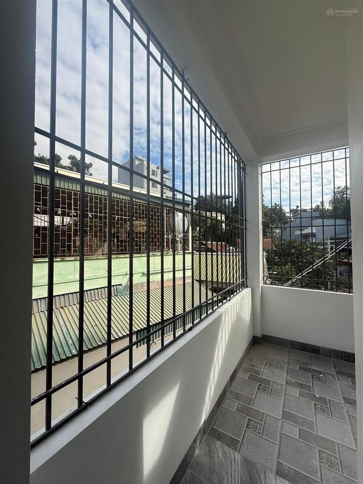 Nhà 3 tầng , 3 mặt thoáng cao xanh , hạ long oto đỗ trong sân  0962 698 ***