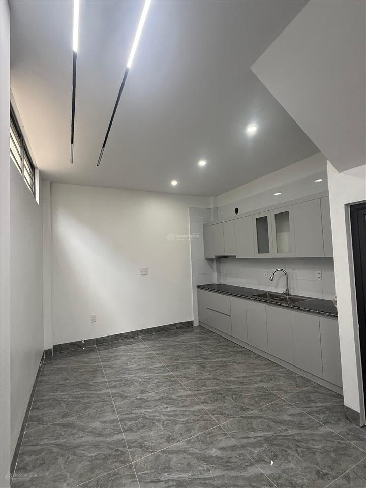 Nhà 3 tầng , 3 mặt thoáng cao xanh , hạ long oto đỗ trong sân  0962 698 ***