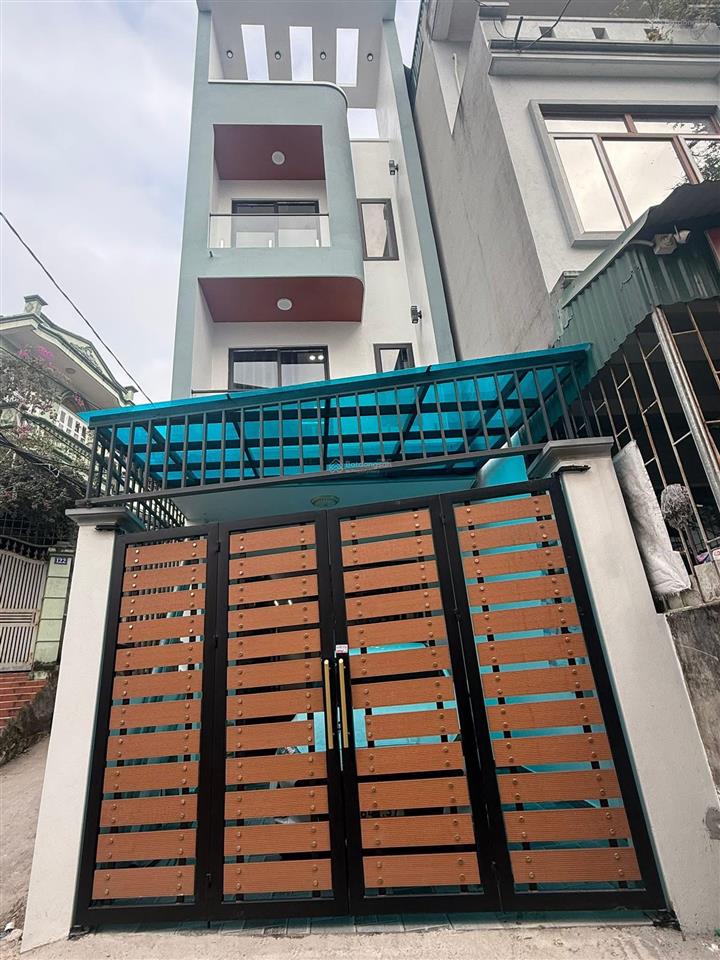 Nhà 3 tầng , 3 mặt thoáng cao xanh , hạ long oto đỗ trong sân  0962 698 ***
